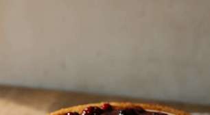 Torta Doce com Calda de Frutas Vermelhas: receita fácil que sempre dá certo