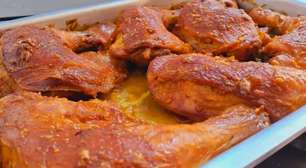 Frango assado na maionese: receita macia e suculenta para o seu almoço de Ano Novo em família.