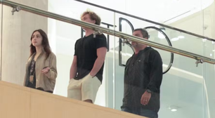 Filho de Angélica, Benício Huck, passeia com a nova namorada em shopping