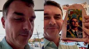 Flávio Bolsonaro mostra 'homenagem' que recebeu de frigorífico em Goiás: 'Picanha black'