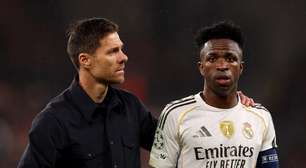 Xabi Alonso evita polêmica após risadas de Vinicius Júnior no banco do Real: 'Não vi as imagens'