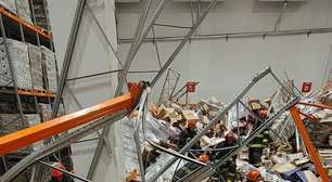 Vídeo: Homem é resgatado após toneladas de produtos congelados caírem sobre ele em atacadista