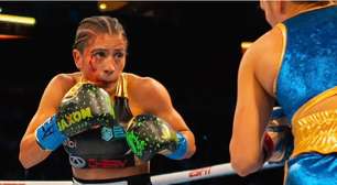 IMAGEM FORTE: Campeã mundial supera corte na têmpora e mantém cinturão após guerra no boxe em evento da Netflix