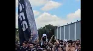 Torcedores do Corinthians fazem a festa em frente ao CT na véspera da final da Copa do Brasil