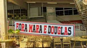 Sócio do São Paulo protestam contra vazamentos do caso do camarote