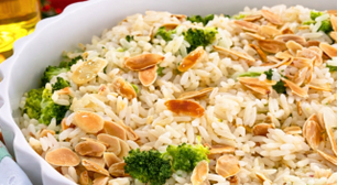 Receita leve e festiva de arroz de natal com brócolis