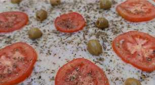 Pizza com massa de arroz: feita no liquidificador com sobras de arroz, super fácil e econômica.