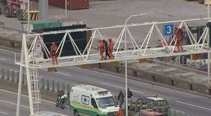 Ponte Rio-Niterói fica fechada por 1 hora após homem invadir pista e escalar pórtico de sinalização