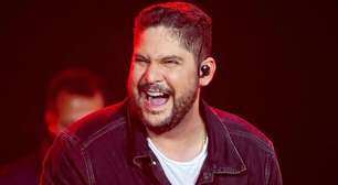 Jorge, da dupla com Mateus, se assusta com jato de fumaça em show