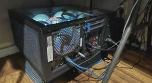 Todos os outros jogadores configuram seus PCs na vertical, mas um deles faz isso de uma maneira completamente diferente há 4 anos: ele simplesmente deita o computador na horizontal