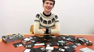 Os disquetes esquecidos de Stephen Hawking por trás da corrida para evitar 'Idade das Trevas' digital