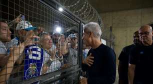 Vídeo: Luís Castro é recebido com festa pela torcida do Grêmio
