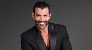 Gusttavo Lima emociona cantor Zé Elias ao presenteá-lo com um ônibus personalizado