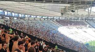 Corintianos "invadem" espaço destinado aos vascaínos