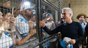 Luís Castro chega com festa e promete "dar tudo" por uma nova era no Grêmio