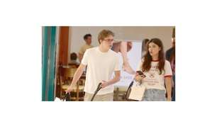 Filho mais velho de Angélica e Luciano Huck, Joaquim vai às compras de Natal com a namorada em shopping do Rio e fofura do pet do casal rouba a cena