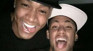 Neymar se joga na pista de dança com Léo Santana durante evento
