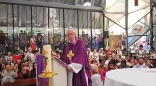 'Se amar os pobres incomoda, amemos até o fim': Padre Júlio Lancelotti é ovacionado em missa