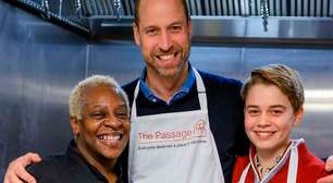 Príncipe William cozinha com George para ajudar pessoas sem-teto e relembra ida ao local com a mãe