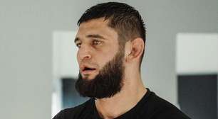 VÍDEO: Campeão do UFC, Khamzat Chimaev perde pneu do carro no deserto