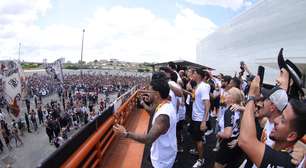 Corinthians comemora título em trio elétrico e provoca rivais