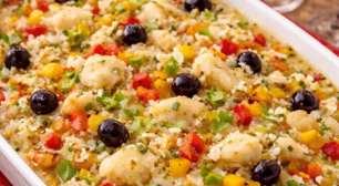 Arroz de bacalhau, colorido e bem molhadinho, receita fácil