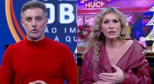Lívia Andrade resolve debochar de Luciano Huck no Domingão e leva invertida: 'Eu sou o quê?'