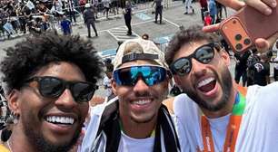 Jogadores do Corinthians sobem em trio elétrico e festejam título da Copa do Brasil