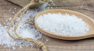 Hoje é dia de usar sal grosso para limpar as energias, veja