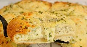 Lanchão de pão de alho impossível comer apenas um pedaço desse lanche recheado e saboroso