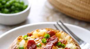 Batata recheada no micro-ondas fica boa? Veja o passo a passo