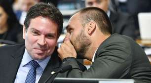 Passaportes diplomáticos de Eduardo Bolsonaro e Alexandre Ramagem são cancelados pela Câmara