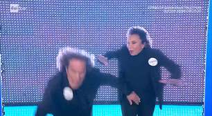 Cantores idosos levam tombo ao entrar no palco de programa de TV