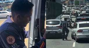 Médico do Samu desce de ambulância para liberar trânsito durante emergência em Salvador (BA)