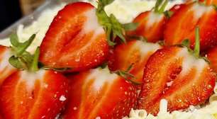 Pave de leite ninho com morangos delicioso e perfeito para ser a estrela da sua mesa de doces no fim de ano