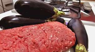 Berinjela com carne moída pronta em só 5 minutos para resolver seu almoço de Natal