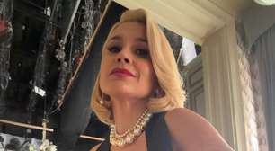 Flávia Alessandra esbanja colares de pérolas e pedras em novela