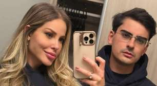 Dudu Camargo se ajoelha e pede Saory em namoro ao vivo