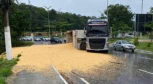 Acidente impressionante espalha milho na avenida e trânsito entra em colapso