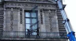 Museu do Louvre instala grades em janela por onde ladrões entraram