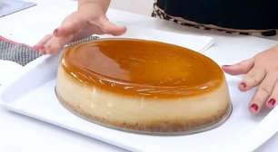 Pudim de pão cremoso feito no refratário de vidro simples e delicioso