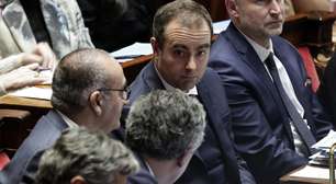 Sem consenso sobre orçamento, deputados aprovam lei especial para impedir paralisação na França