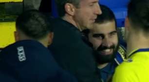 Vídeo: time vai até a arquibancada e abraça único torcedor no estádio