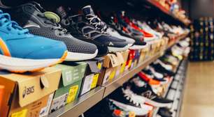 Governo do RS distribui cartões com R$ 150 do "Pé no Futuro" para alunos comprarem tênis e meias