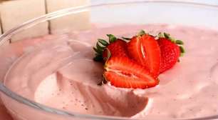 Mousse de morango com fruta: a sobremesa leve e deliciosa para refrescar o seu almoço de Natal.