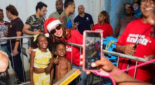 Anitta distribui cestas de Natal e brinquedos em Honório Gurgel, onde nasceu e cresceu; veja fotos