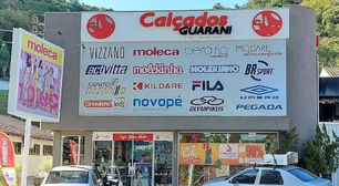 Loja de SC tenta boicotar Havaianas, vende pares a R$ 1 e chinelos fazem sucesso na cidade