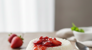 Manjar com calda de morango fácil: receita clássica com dicas que funcionam