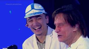 João Gomes assiste sua apresentação ao lado de Roberto Carlos e celebra