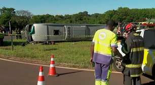 Ônibus de viagem capota e deixa duas pessoas mortas em Jaboticabal, interior de SP